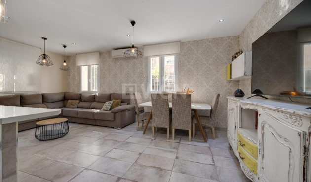 Odsprzedaż - Kamienica - Torrevieja - Centro