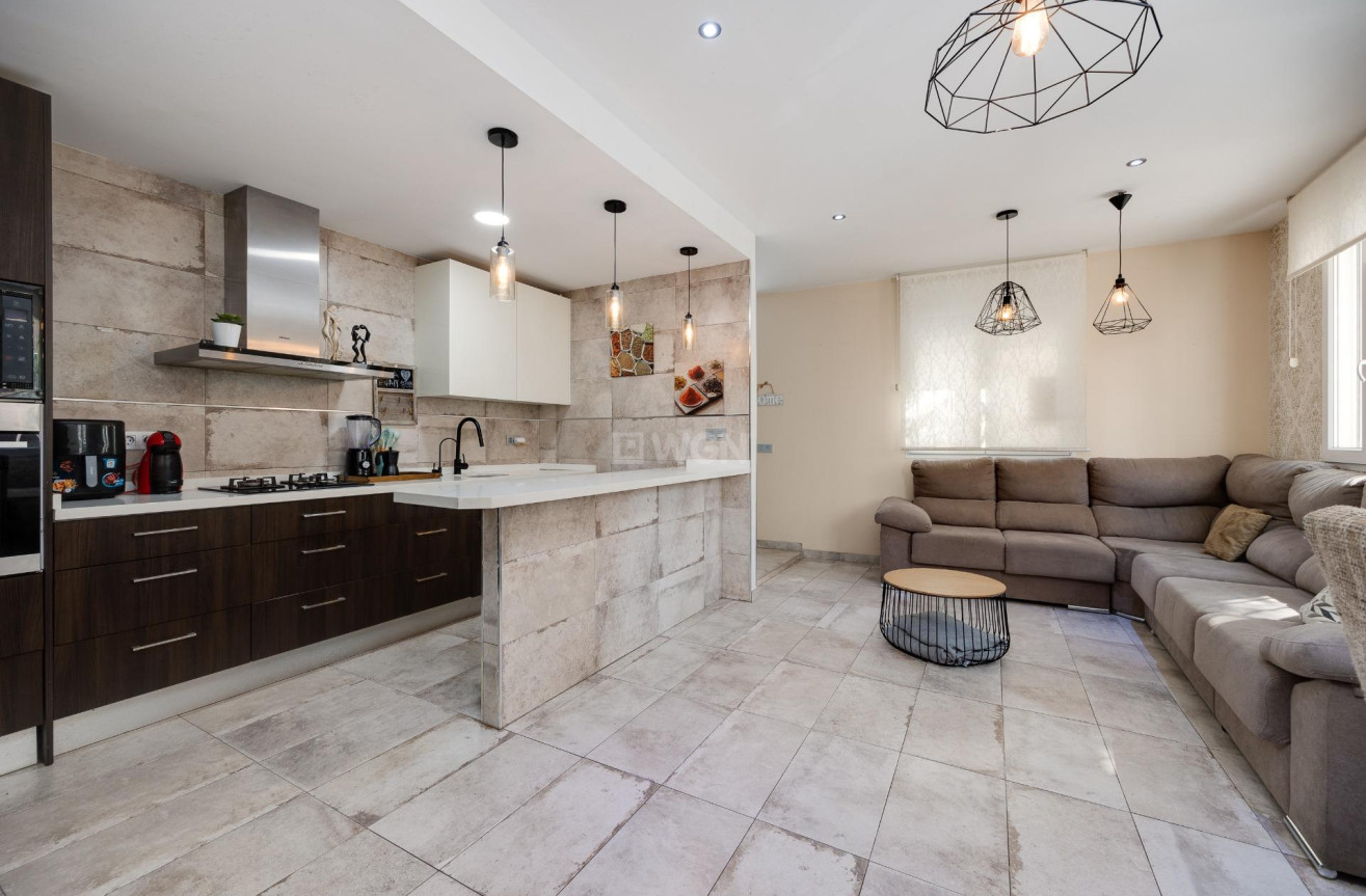 Odsprzedaż - Kamienica - Torrevieja - Centro