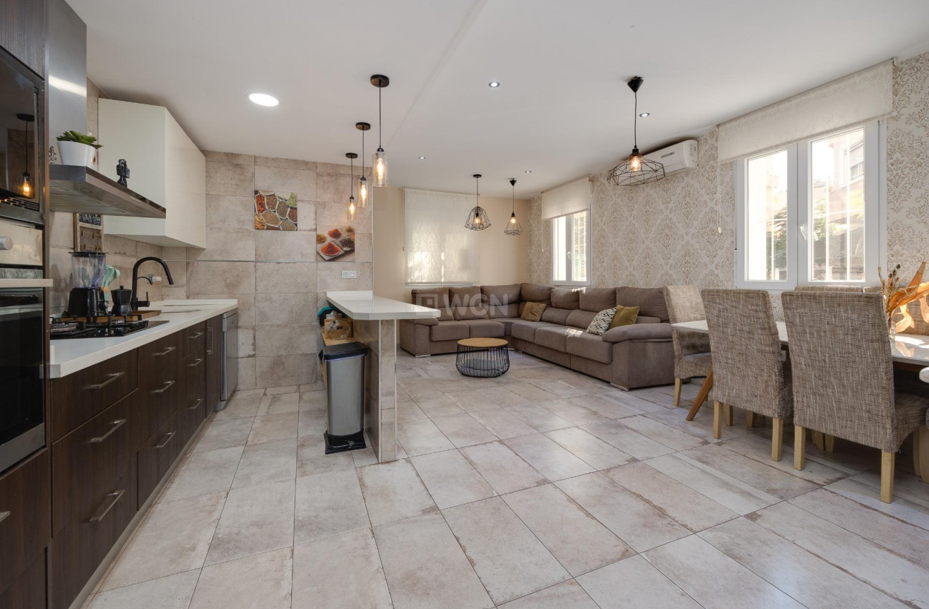 Odsprzedaż - Kamienica - Torrevieja - Centro