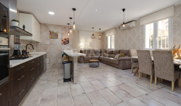 Odsprzedaż - Kamienica - Torrevieja - Centro