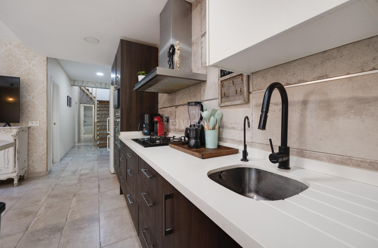 Odsprzedaż - Kamienica - Torrevieja - Centro