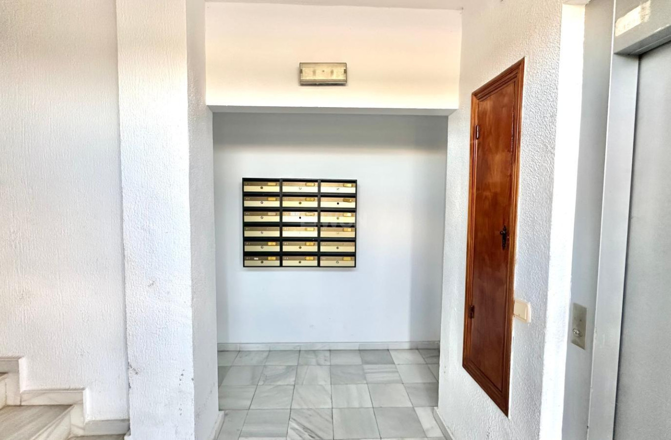Resale - Apartment / flat - Torrevieja - aguas nuevas