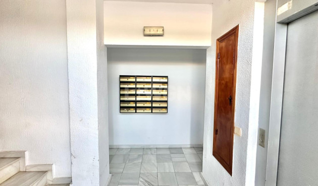 Resale - Apartment / flat - Torrevieja - aguas nuevas