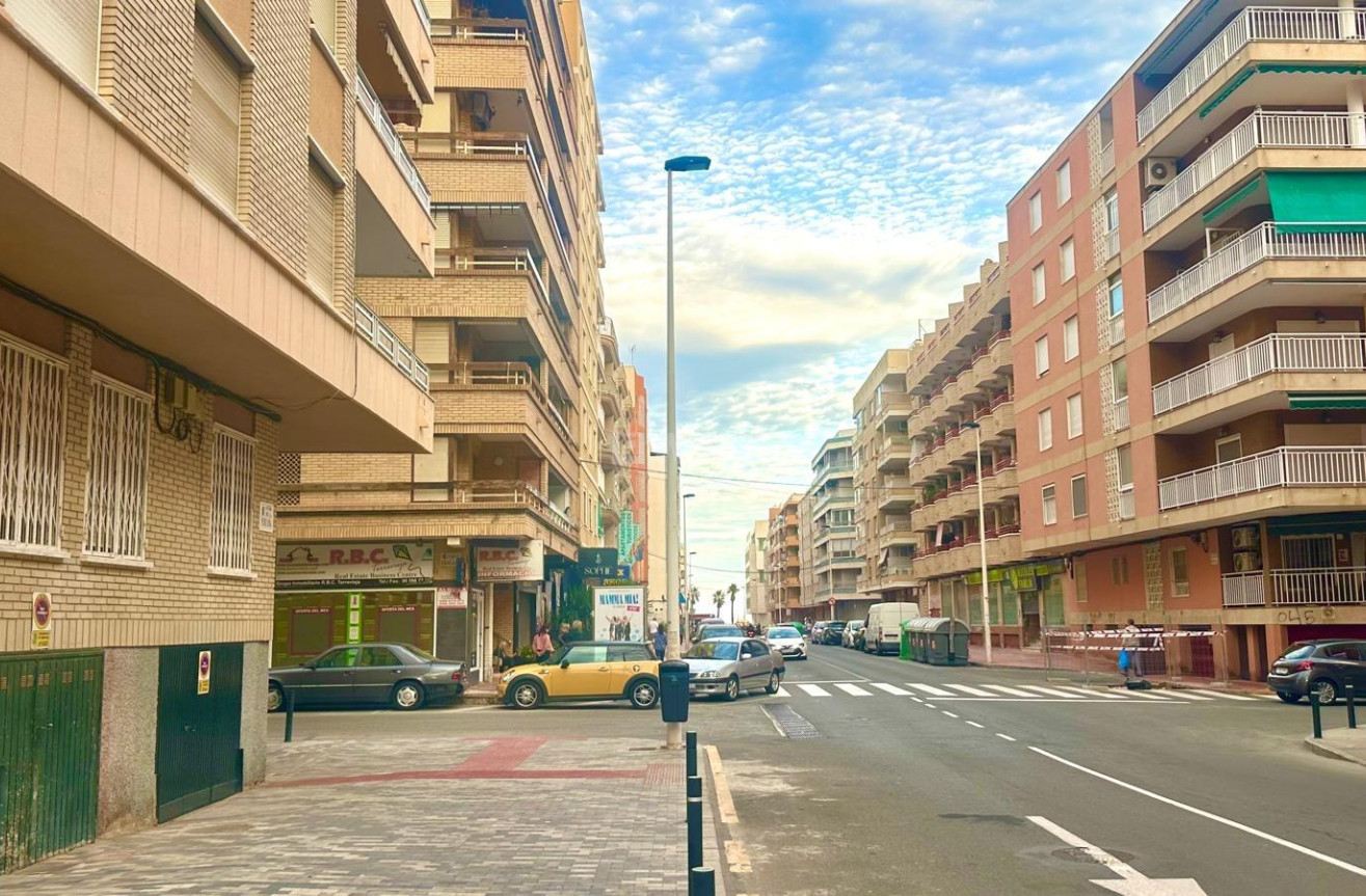 Odsprzedaż - Mieszkanie w bloku - Torrevieja - Playa del Cura