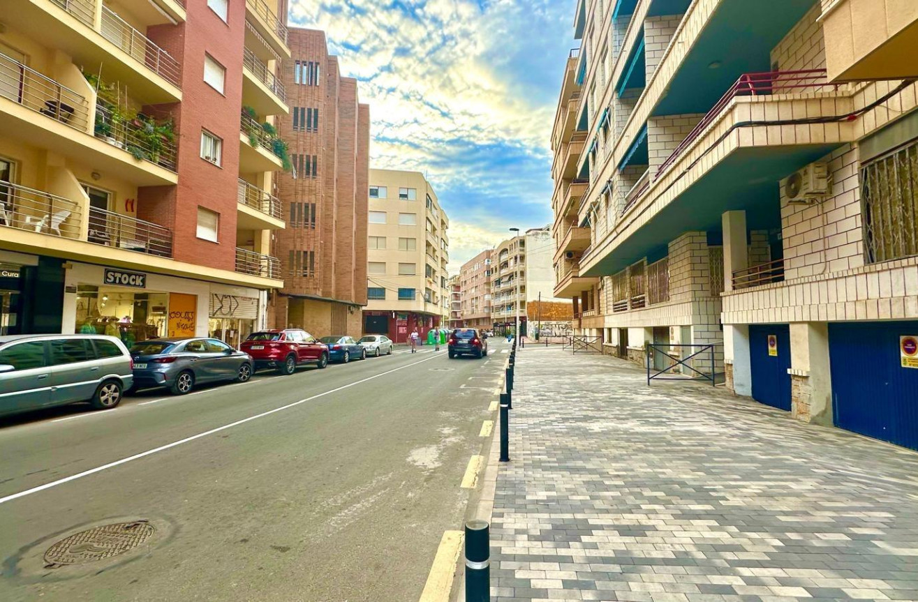 Odsprzedaż - Mieszkanie w bloku - Torrevieja - Playa del Cura