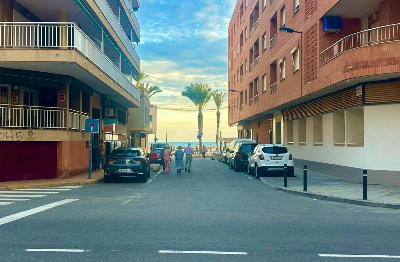 Odsprzedaż - Mieszkanie w bloku - Torrevieja - Playa del Cura