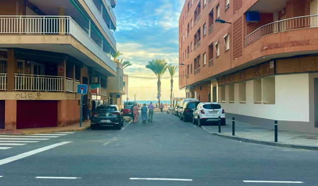 Odsprzedaż - Mieszkanie w bloku - Torrevieja - Playa del Cura
