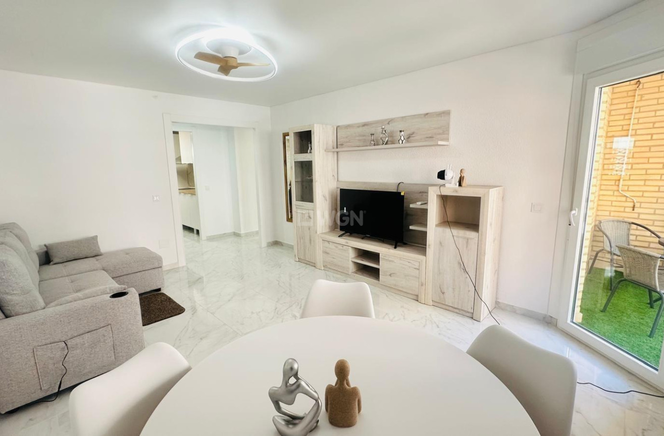 Odsprzedaż - Mieszkanie w bloku - Torrevieja - Playa del Cura