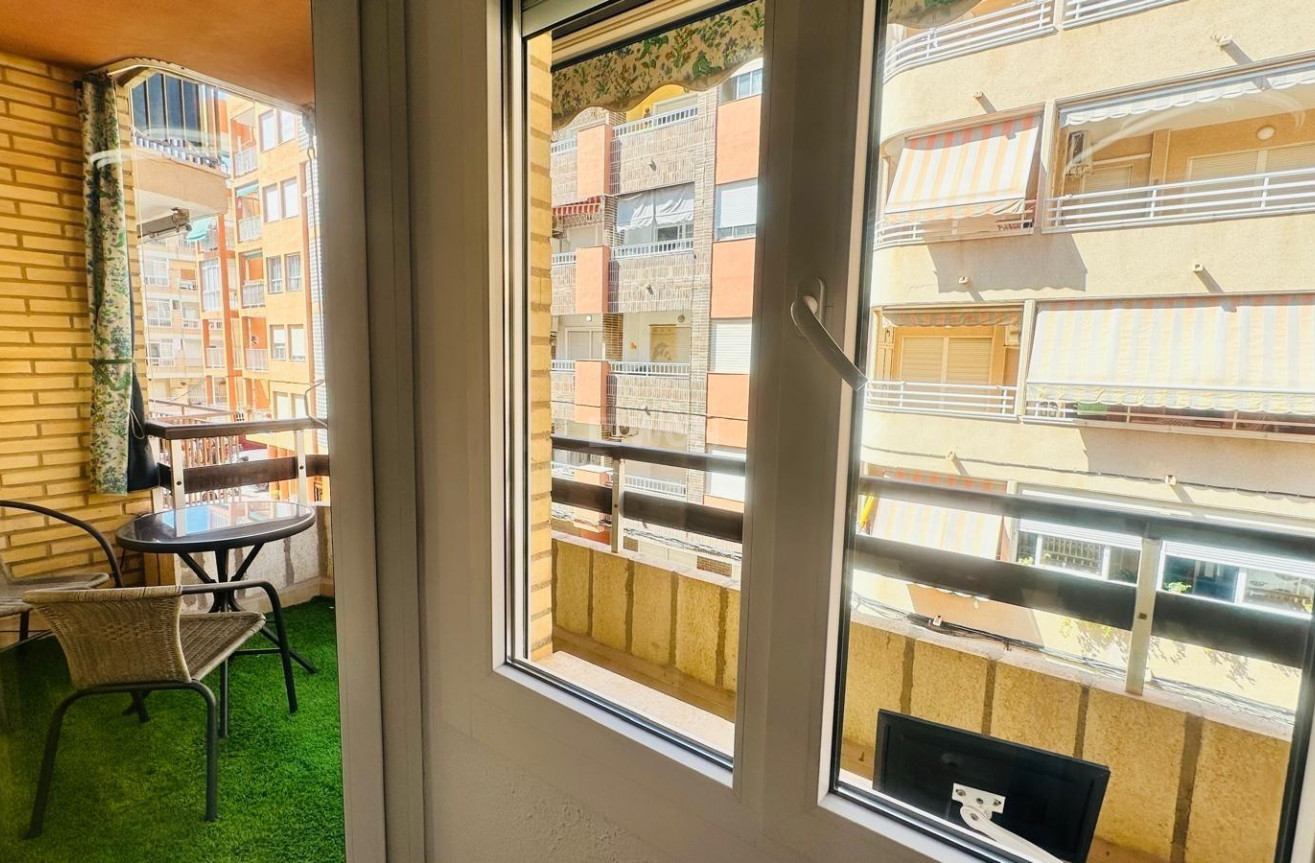 Odsprzedaż - Mieszkanie w bloku - Torrevieja - Playa del Cura