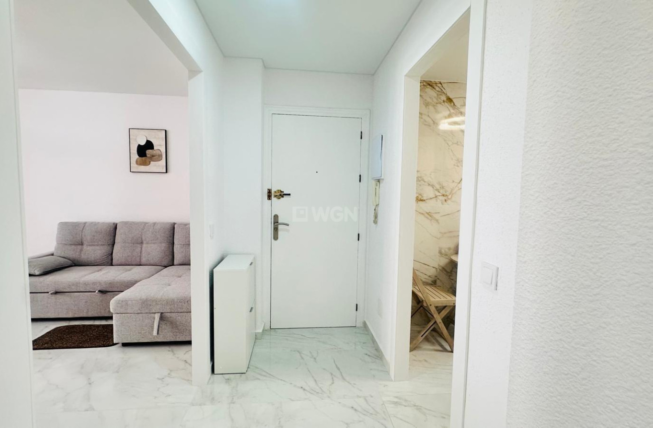 Odsprzedaż - Mieszkanie w bloku - Torrevieja - Playa del Cura