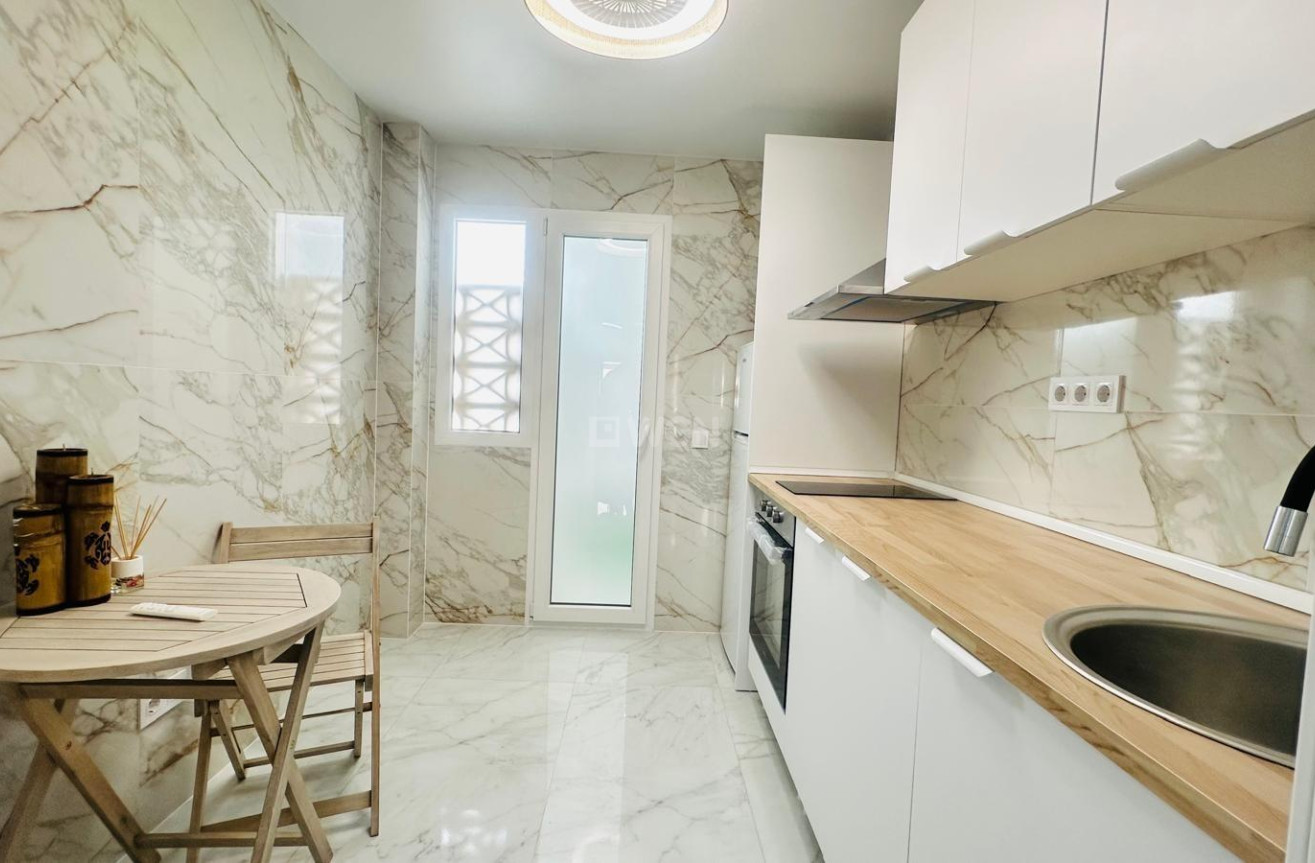 Odsprzedaż - Mieszkanie w bloku - Torrevieja - Playa del Cura