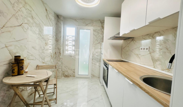 Odsprzedaż - Mieszkanie w bloku - Torrevieja - Playa del Cura