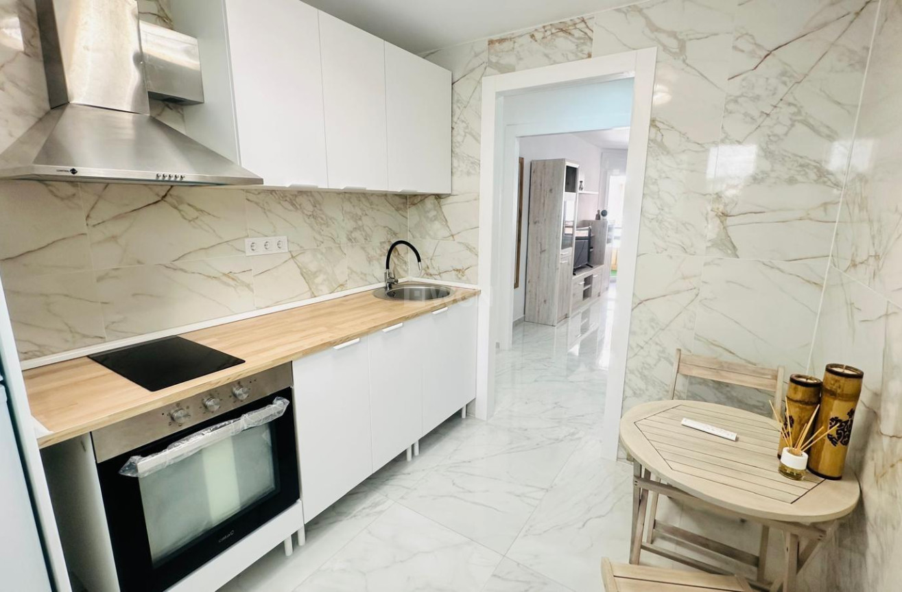 Odsprzedaż - Mieszkanie w bloku - Torrevieja - Playa del Cura