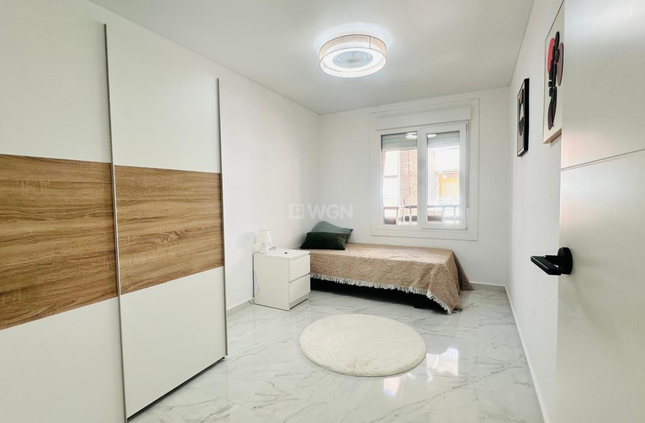 Odsprzedaż - Mieszkanie w bloku - Torrevieja - Playa del Cura