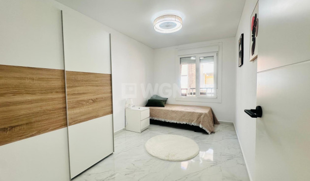 Odsprzedaż - Mieszkanie w bloku - Torrevieja - Playa del Cura