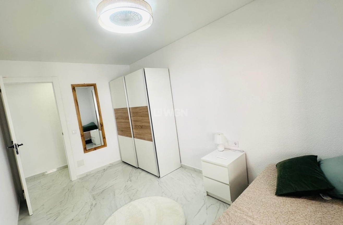 Odsprzedaż - Mieszkanie w bloku - Torrevieja - Playa del Cura