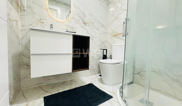 Odsprzedaż - Mieszkanie w bloku - Torrevieja - Playa del Cura