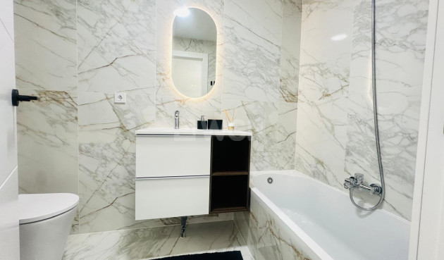 Odsprzedaż - Mieszkanie w bloku - Torrevieja - Playa del Cura