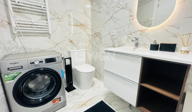 Odsprzedaż - Mieszkanie w bloku - Torrevieja - Playa del Cura