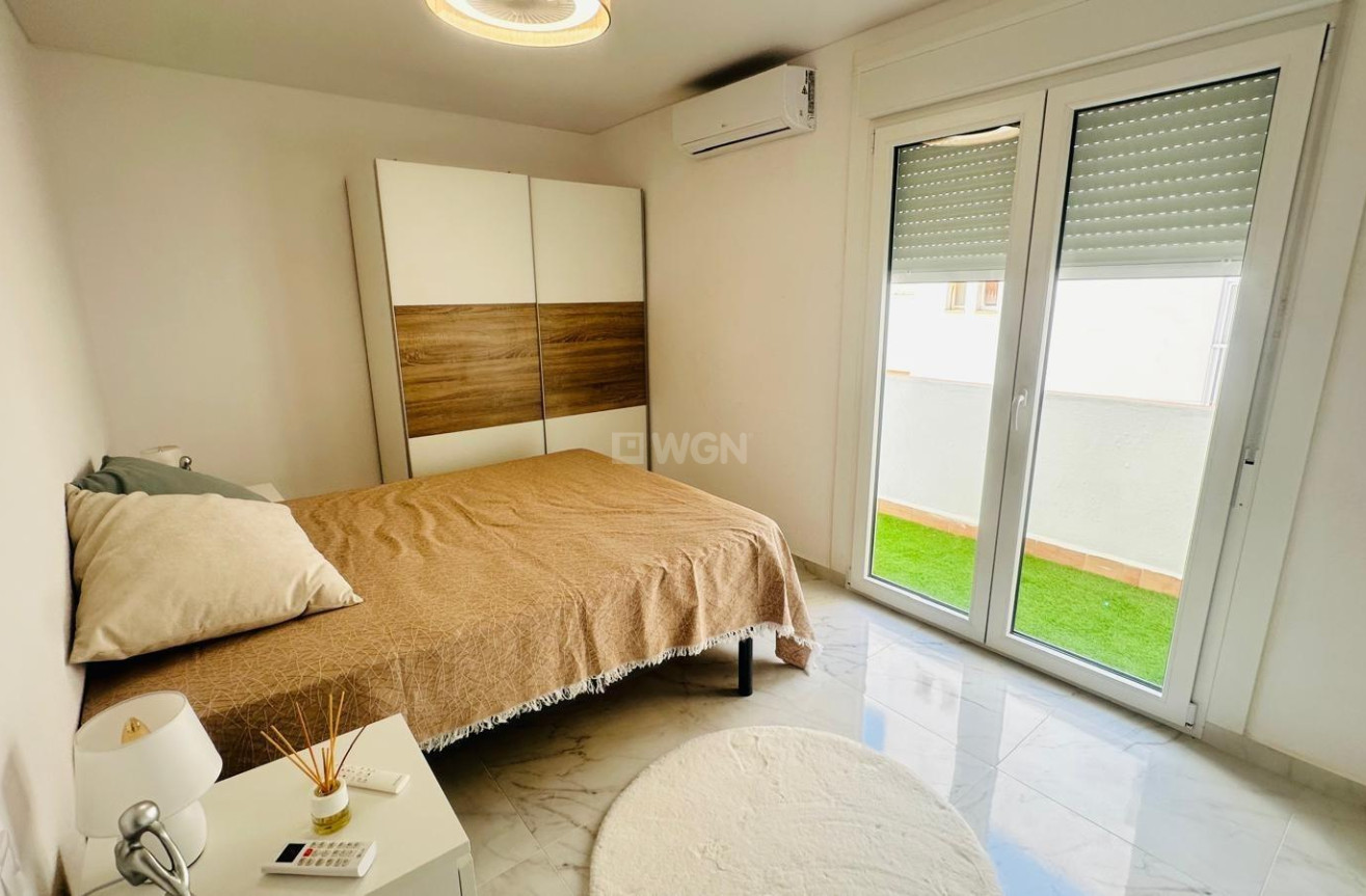 Odsprzedaż - Mieszkanie w bloku - Torrevieja - Playa del Cura