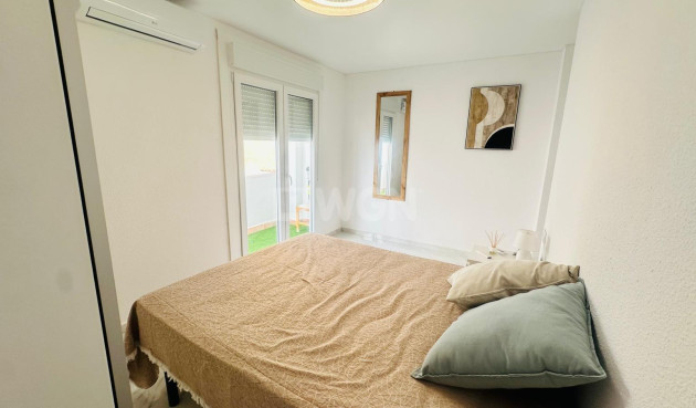 Odsprzedaż - Mieszkanie w bloku - Torrevieja - Playa del Cura