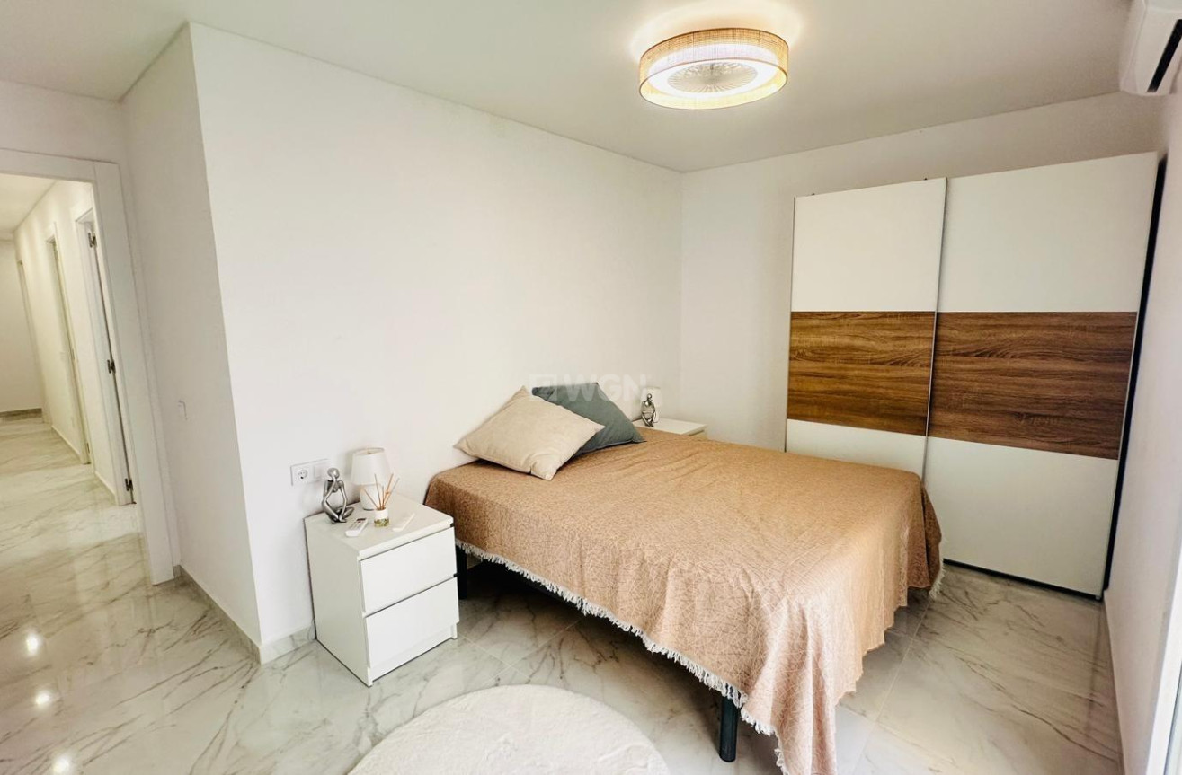 Odsprzedaż - Mieszkanie w bloku - Torrevieja - Playa del Cura