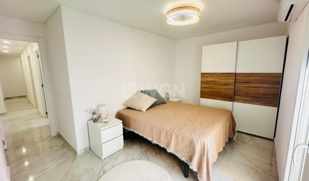 Odsprzedaż - Mieszkanie w bloku - Torrevieja - Playa del Cura