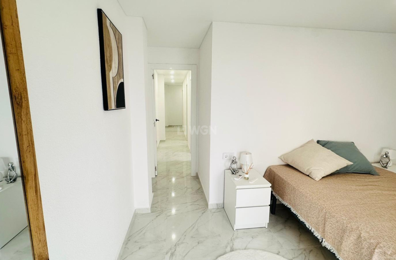 Odsprzedaż - Mieszkanie w bloku - Torrevieja - Playa del Cura