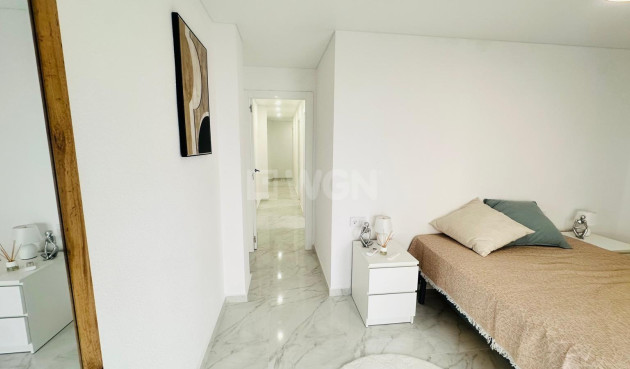 Odsprzedaż - Mieszkanie w bloku - Torrevieja - Playa del Cura