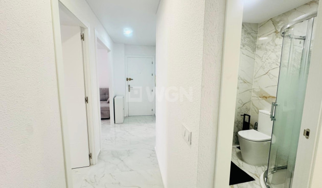 Odsprzedaż - Mieszkanie w bloku - Torrevieja - Playa del Cura