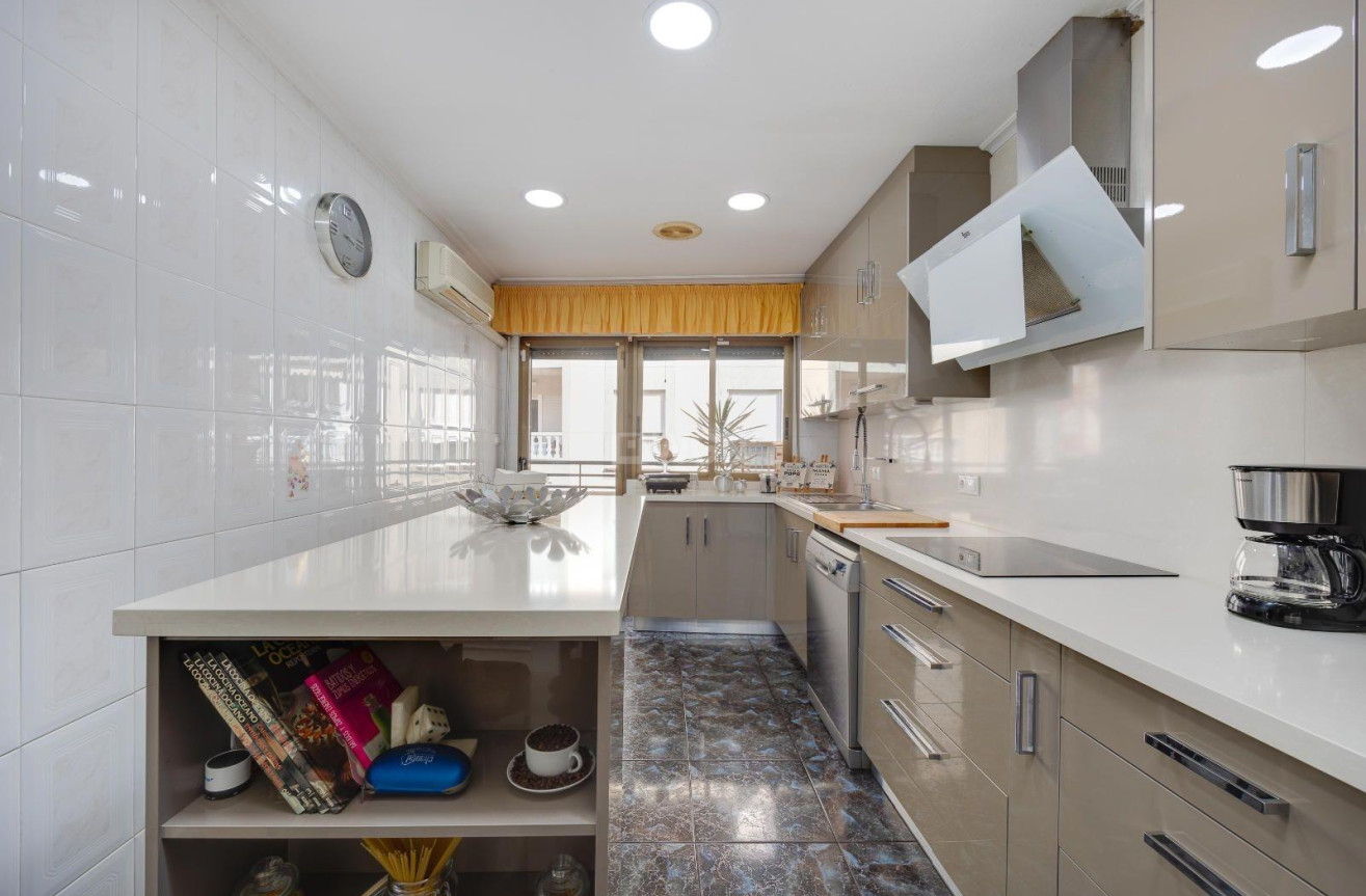 Resale - Apartment / flat - Torrevieja - Centro