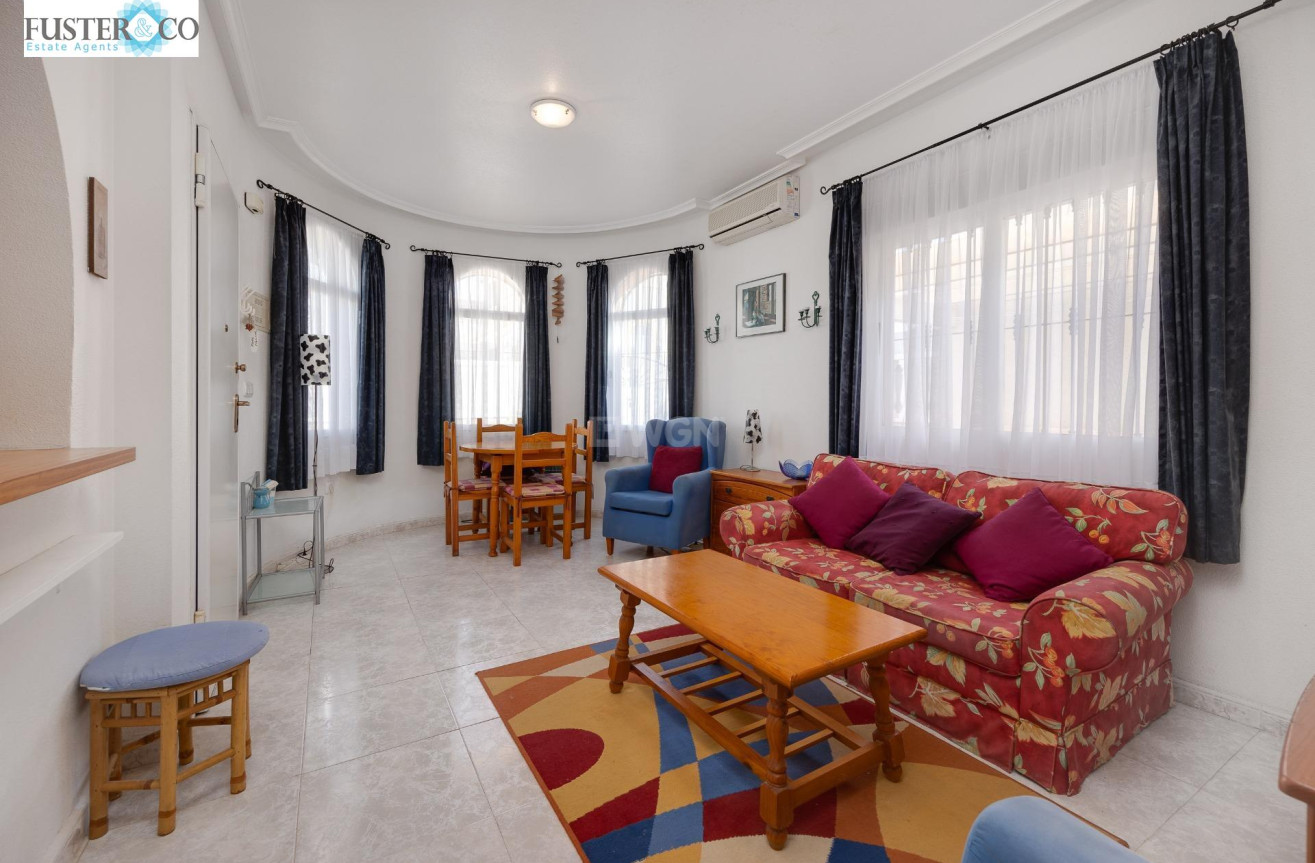 Resale - Villa - Torrevieja - aguas nuevas