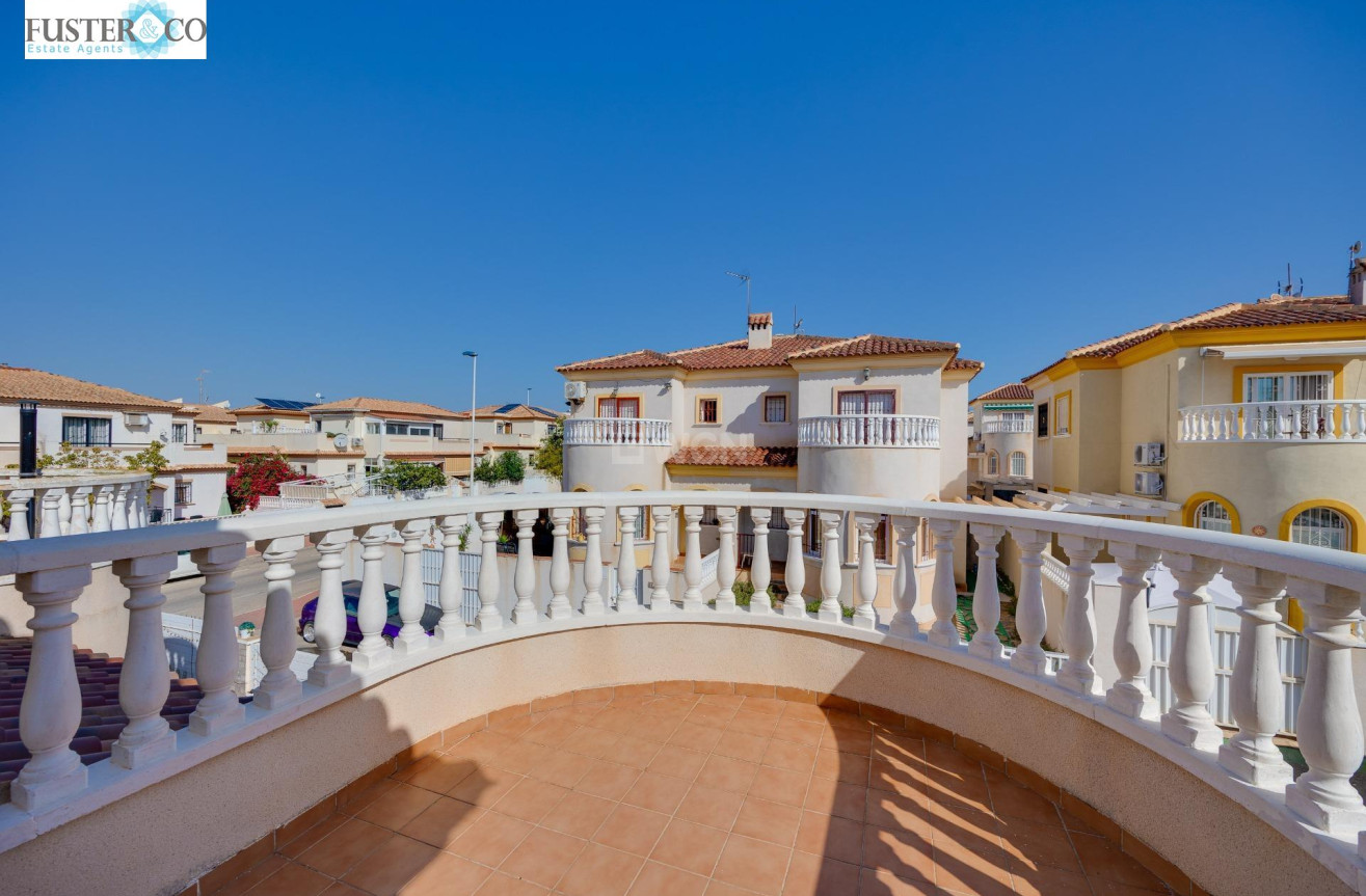 Resale - Villa - Torrevieja - aguas nuevas