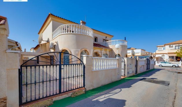 Resale - Villa - Torrevieja - aguas nuevas