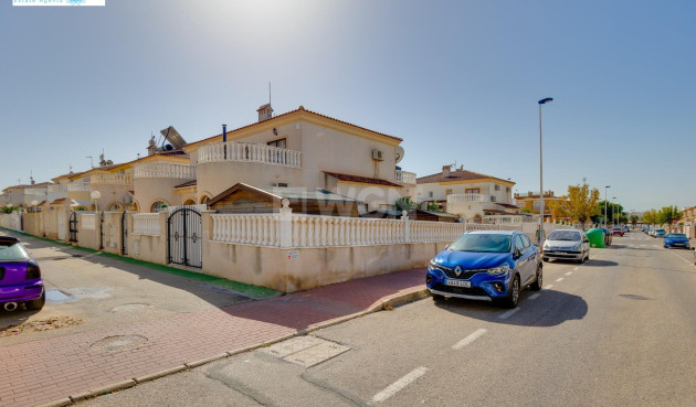 Resale - Villa - Torrevieja - aguas nuevas