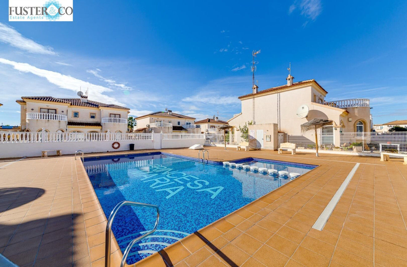 Resale - Villa - Torrevieja - aguas nuevas