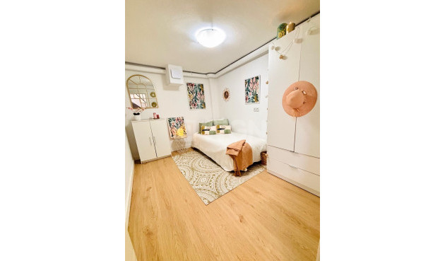 Resale - Apartment / flat - Torrevieja - Playa de los Locos
