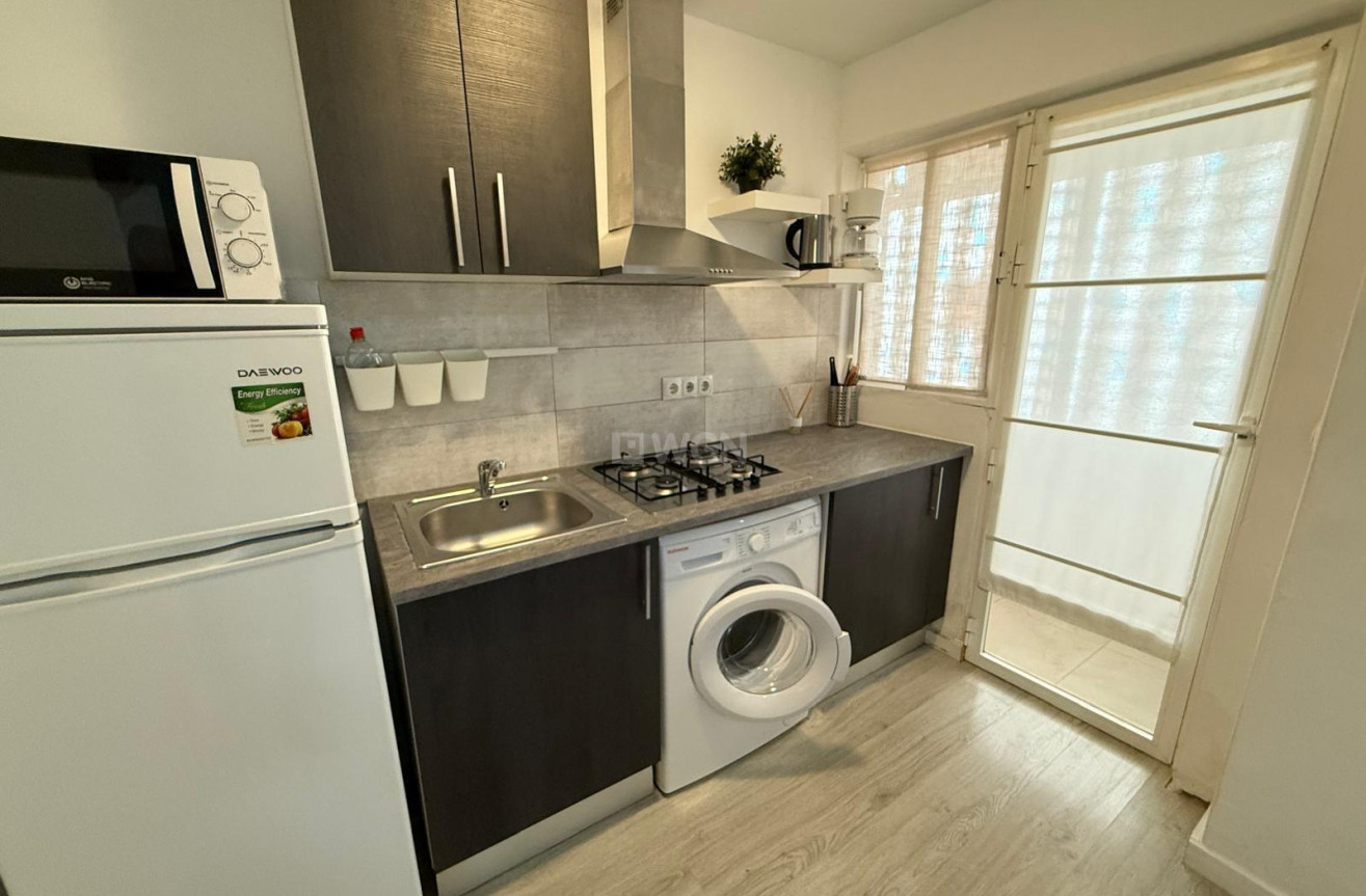 Odsprzedaż - Mieszkanie w bloku - Torrevieja - Playa del Cura