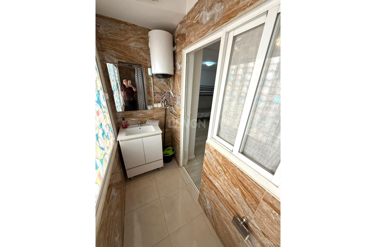 Odsprzedaż - Mieszkanie w bloku - Torrevieja - Playa del Cura