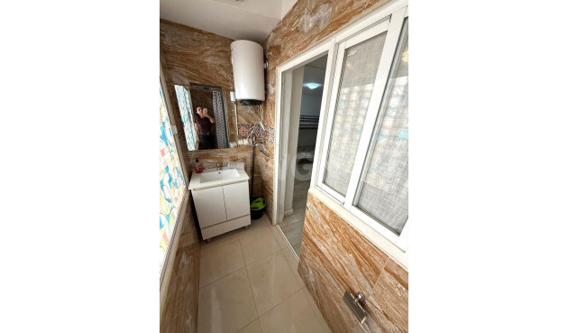 Odsprzedaż - Mieszkanie w bloku - Torrevieja - Playa del Cura