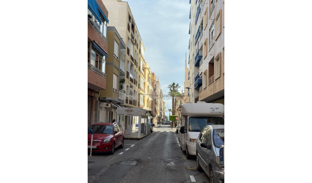 Odsprzedaż - Mieszkanie w bloku - Torrevieja - Playa del Cura