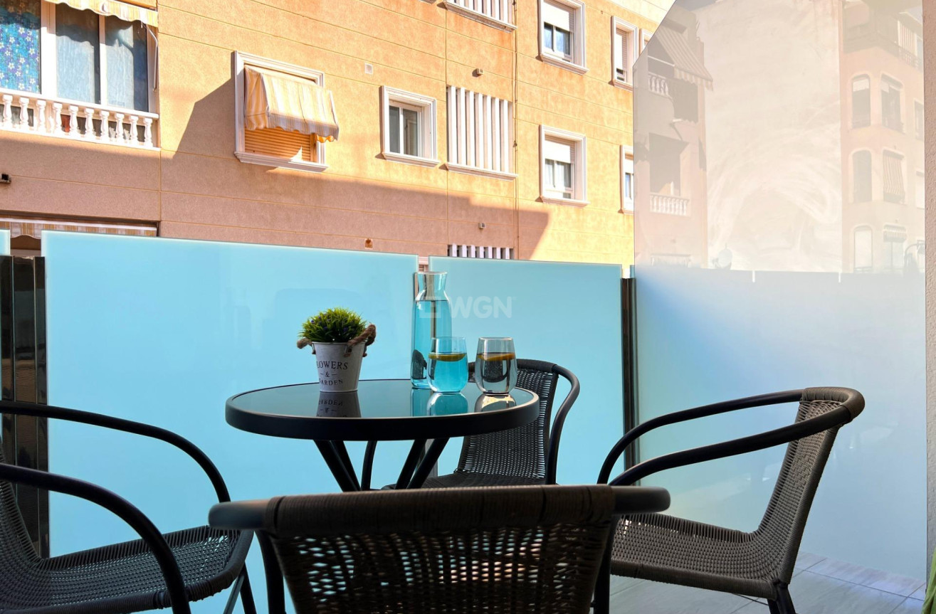 Odsprzedaż - Mieszkanie w bloku - Torrevieja - Playa del Cura