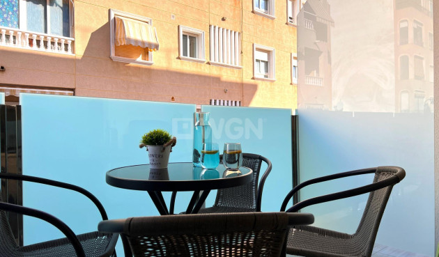 Odsprzedaż - Mieszkanie w bloku - Torrevieja - Playa del Cura