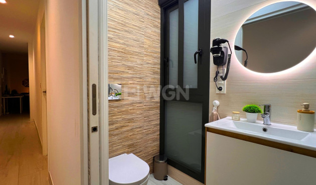 Odsprzedaż - Mieszkanie w bloku - Torrevieja - Playa del Cura