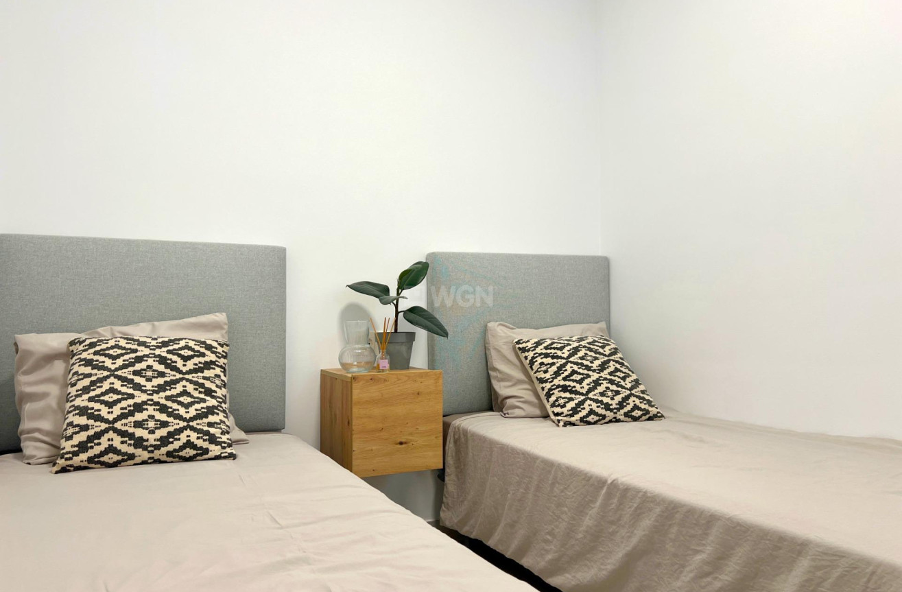 Odsprzedaż - Mieszkanie w bloku - Torrevieja - Playa del Cura