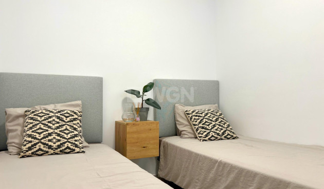 Odsprzedaż - Mieszkanie w bloku - Torrevieja - Playa del Cura