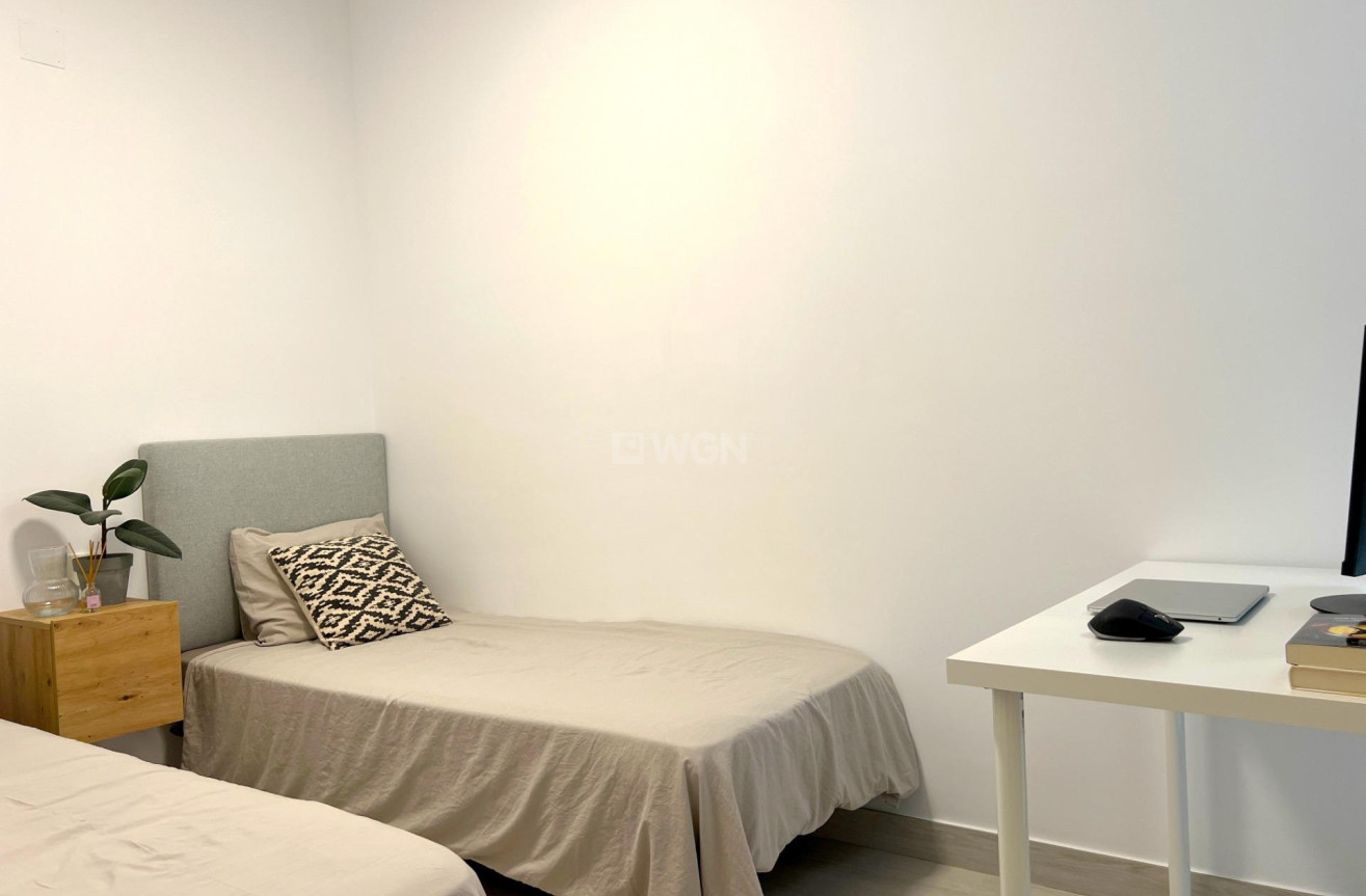 Odsprzedaż - Mieszkanie w bloku - Torrevieja - Playa del Cura