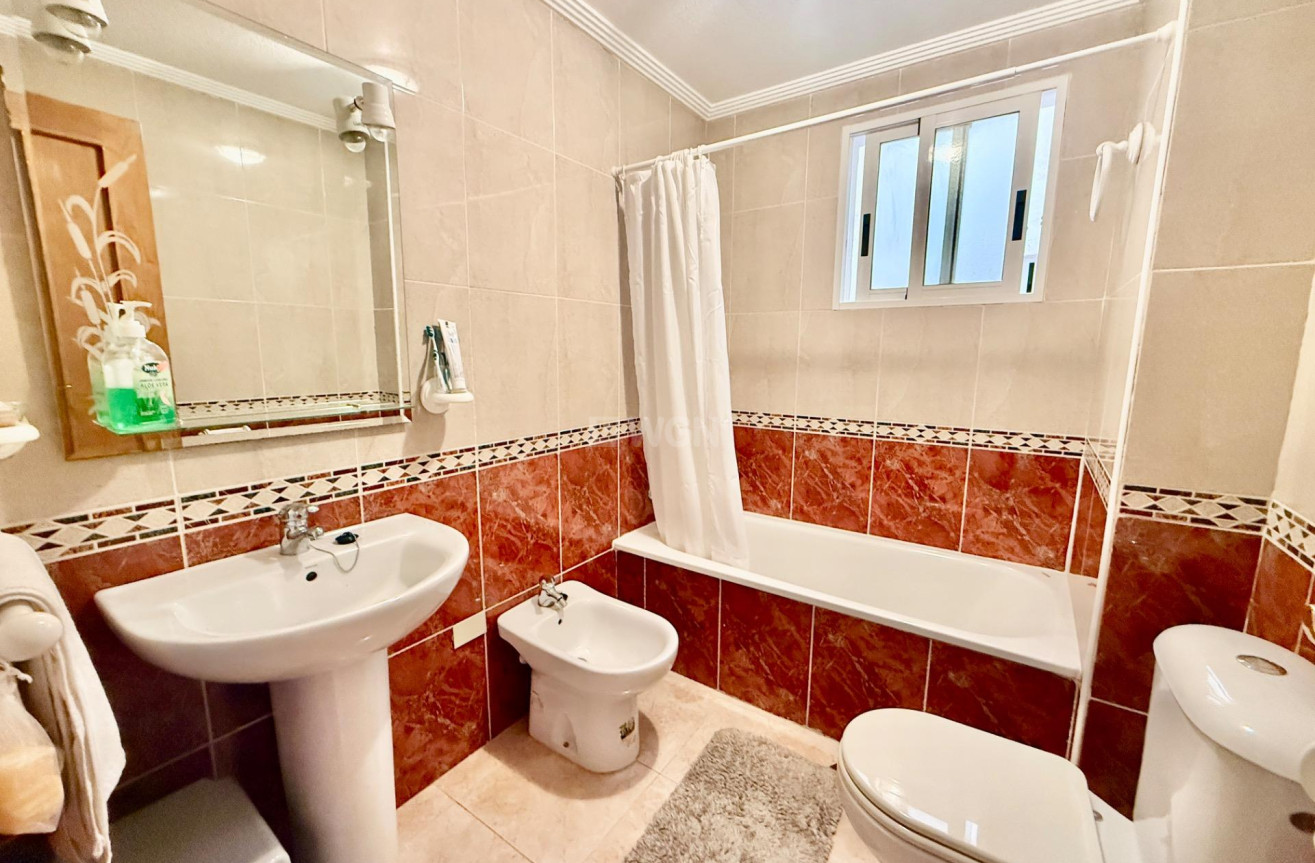 Odsprzedaż - Mieszkanie w bloku - Torrevieja - Centro