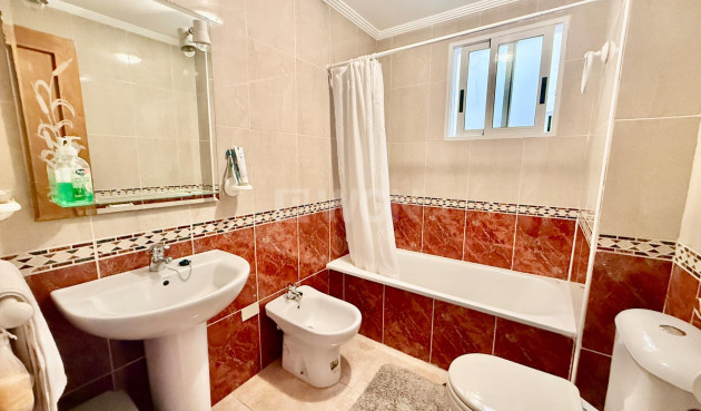 Odsprzedaż - Mieszkanie w bloku - Torrevieja - Centro