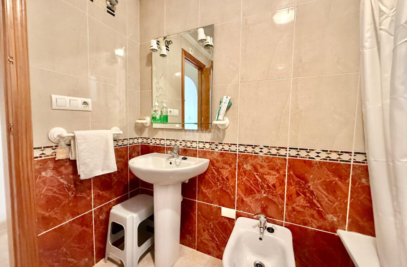 Odsprzedaż - Mieszkanie w bloku - Torrevieja - Centro